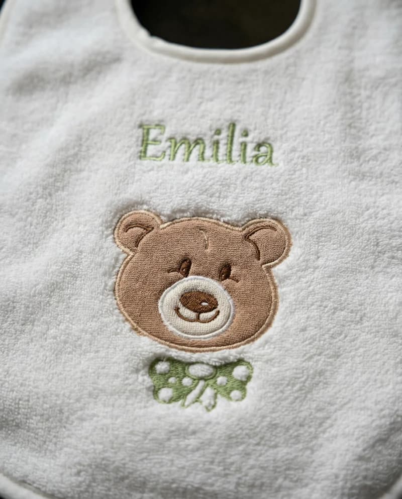 Stickerei-Detail: Name Emilia auf Kinder-Lätzchen